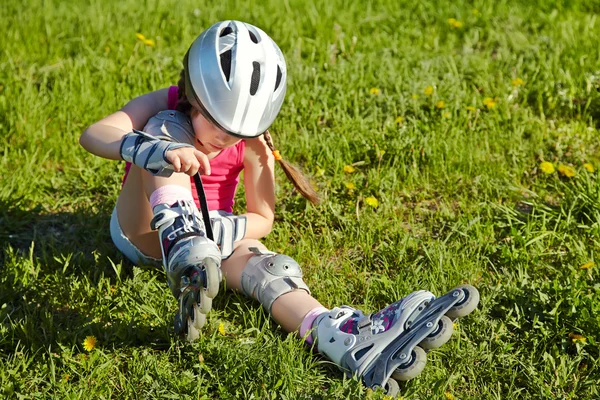 Dziewczynka na wrotkach w parku — Zdjęcie stockowe