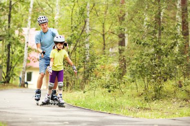 Baba ve kızı bir kask içinde