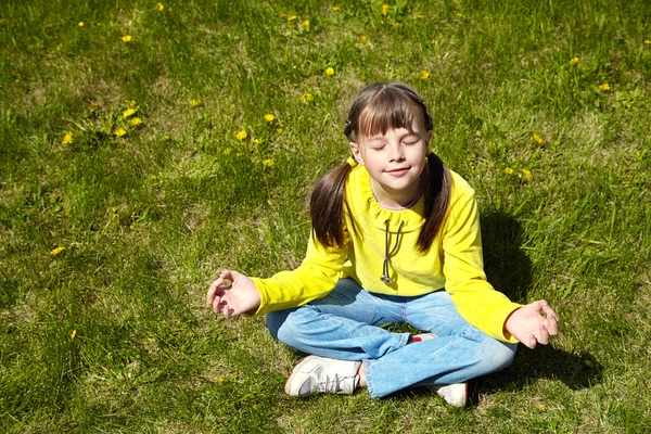 Gelukkig klein meisje in het park — Stockfoto