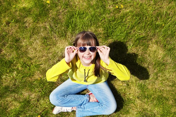 Lycklig liten flicka i parken — Stockfoto