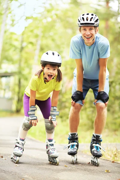 Papá y su hija en un casco — Foto de Stock