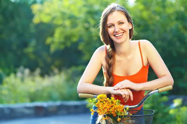 Young woman and bike — Stock Photo, Image