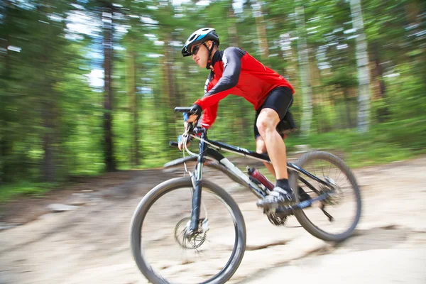 Maschio a cavallo di una mountain bike — Foto Stock