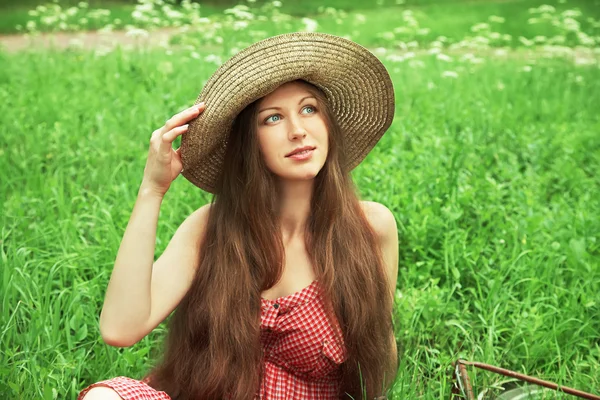 Bella donna con cappello — Foto Stock