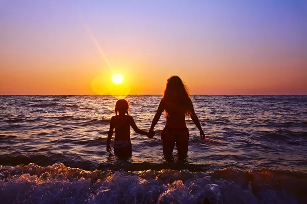 Moeder en dochter bij zonsondergang — Stockfoto