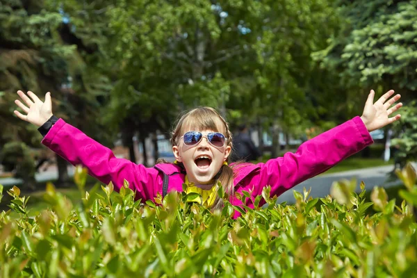 Gelukkig klein meisje in het park — Stockfoto