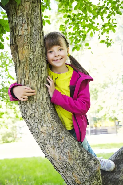 Gelukkig klein meisje in het park — Stockfoto