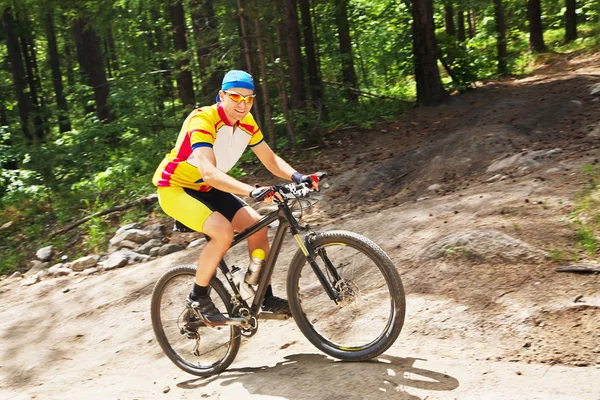 Männchen fährt Mountainbike — Stockfoto