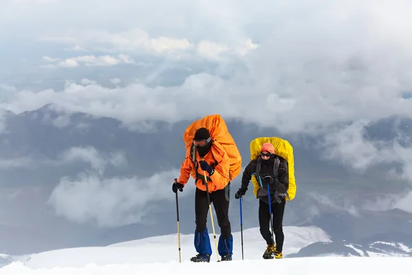 Grupo de caminhantes na montanha — Fotografia de Stock