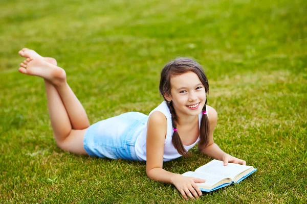 Fille sur l'herbe — Photo