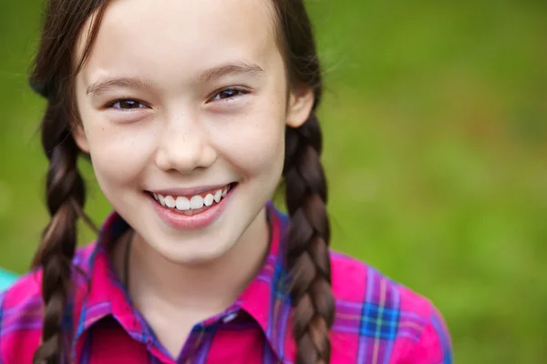 Schöne lächelnde Teenager-Mädchen — Stockfoto