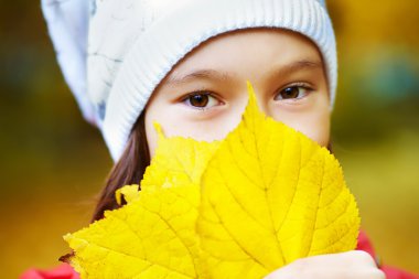 yaprakları ile kız