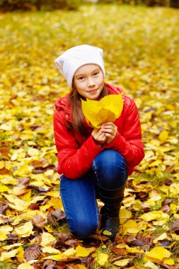 yaprakları ile kız