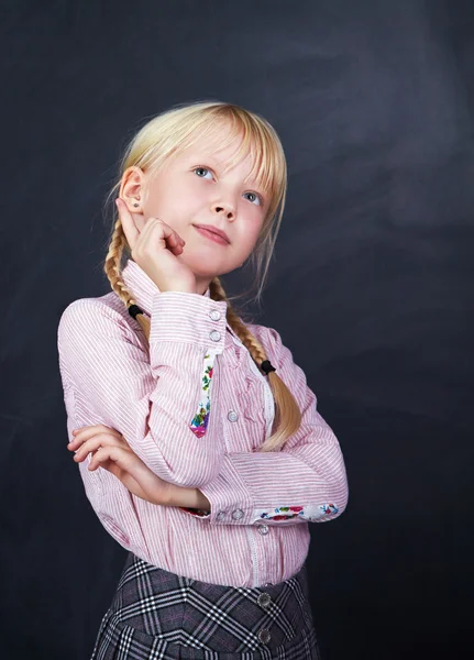 Schulkind auf Tafel-Hintergrund — Stockfoto