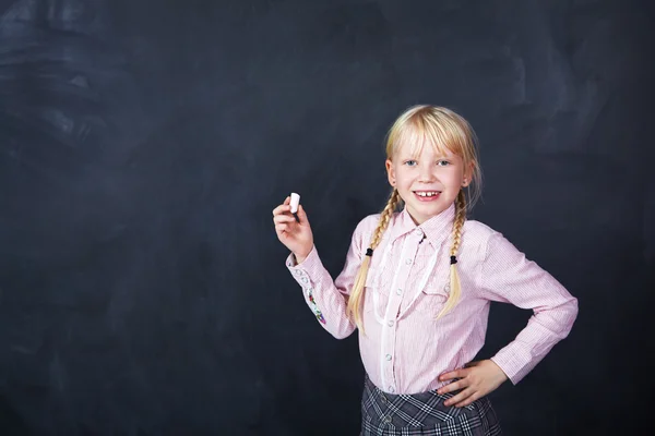 Scholier op blackboard achtergrond — Stockfoto