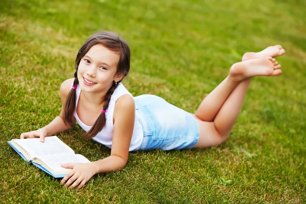 Girl on the grass — Stock Photo, Image