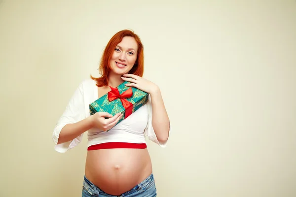 Femme enceinte avec un cadeau — Photo