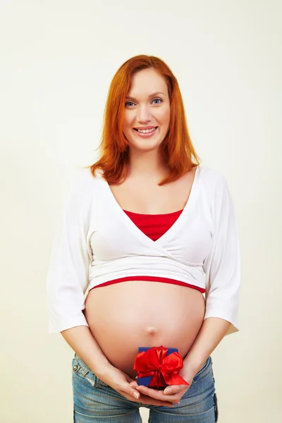 Zwanger vrouw met een geschenk — Stockfoto