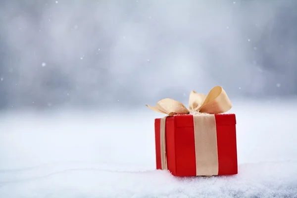 Confezione regalo nella neve all'aperto — Foto Stock