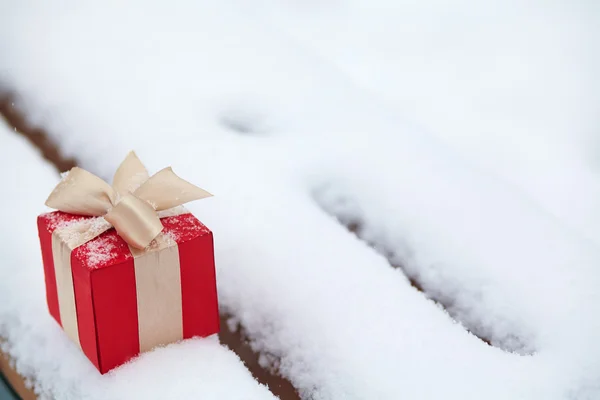 Presentförpackning i snön utomhus — Stockfoto