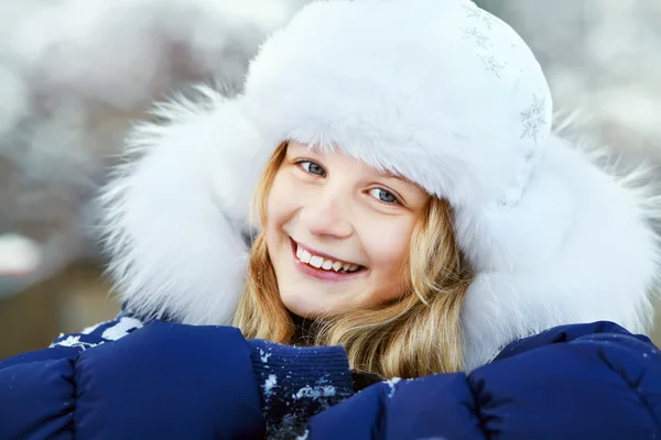 Chica en el invierno. adolescente al aire libre — Foto de Stock