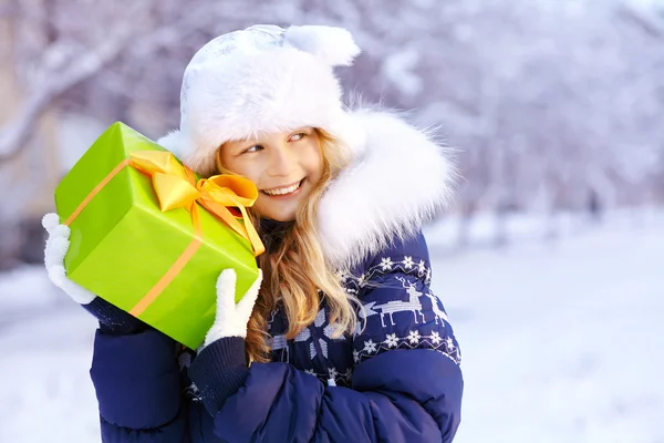Teenager-Mädchen mit einem Geschenk in der Hand — Stockfoto