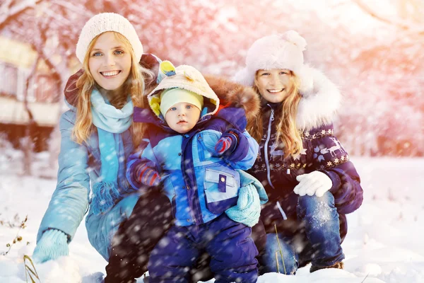 Mãe feliz e crianças no parque de inverno — Fotografia de Stock
