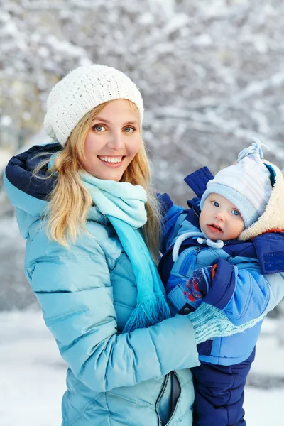 Glückliche Mutter und Baby im Winterpark — Stockfoto