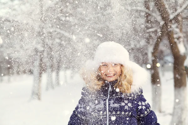 Kız kış. Çocuk açık havada — Stok fotoğraf