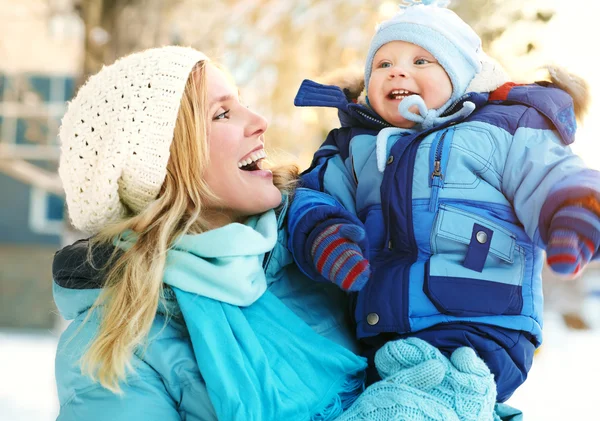 Mutlu anne ve bebek kış parkında — Stok fotoğraf