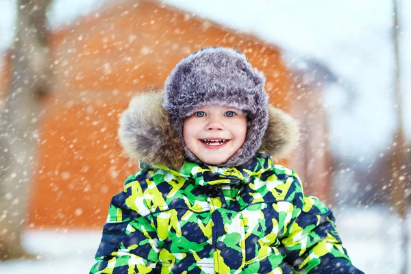 Niño en el invierno. niño al aire libre —  Fotos de Stock