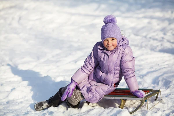 Kleines Mädchen im Winter. Kind im Freien — Stockfoto