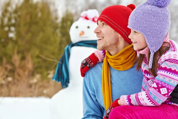 Pai e filha com boneco de neve — Fotografia de Stock