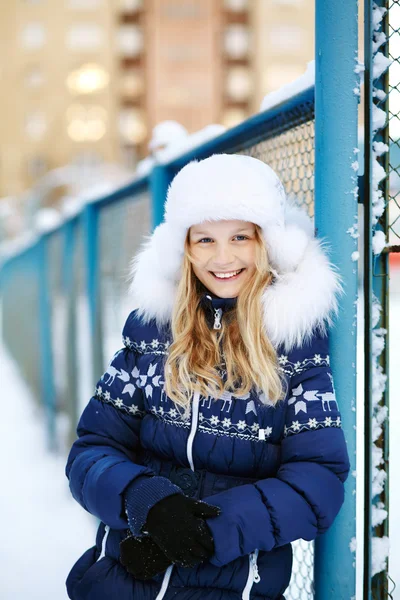 Chica en el invierno. adolescente al aire libre —  Fotos de Stock