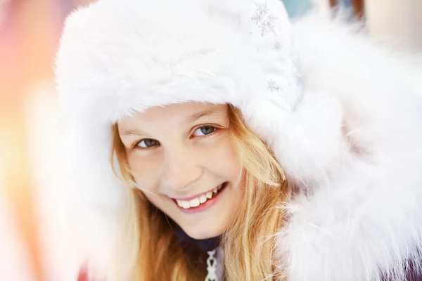 Девушка зимой. Подросток на улице — стоковое фото