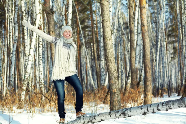 Femme d'hiver sur une promenade — Photo