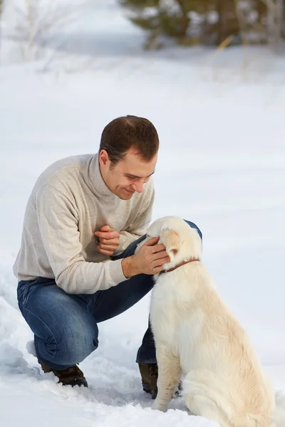 Labrador retriever met eigenaar — Stockfoto