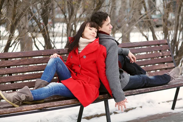 Jeune couple amoureux en plein air — Photo