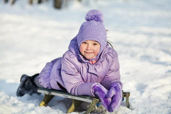 Menina no inverno. criança ao ar livre — Fotografia de Stock