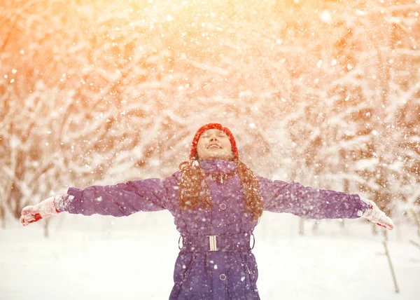 Girl in the winter. child outdoors — Stock Photo, Image