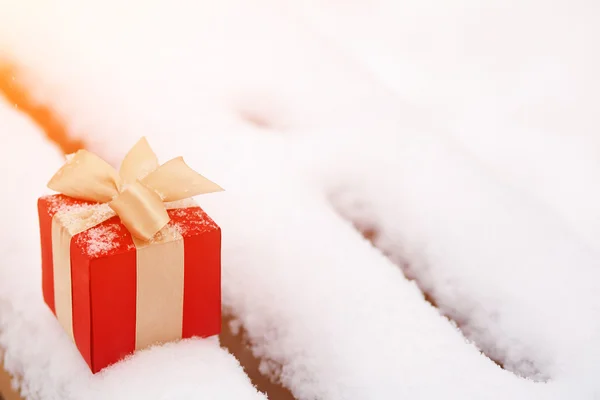 Caixa de presente na neve ao ar livre — Fotografia de Stock