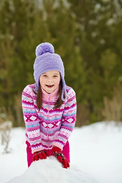 Miúdo brincando com boneco de neve — Fotografia de Stock