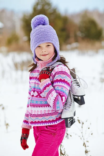 Girl with ice skates goes to the rink — Stock Photo, Image