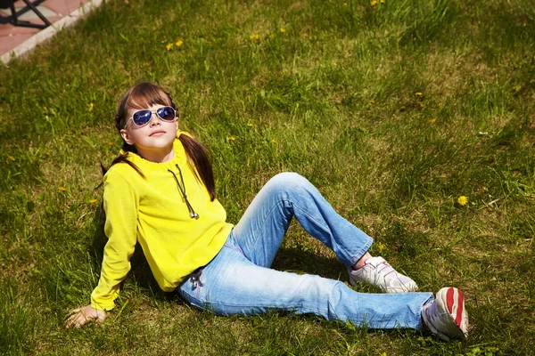 Menina no parque — Fotografia de Stock