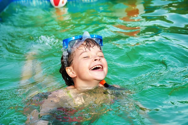 Niña en la piscina —  Fotos de Stock