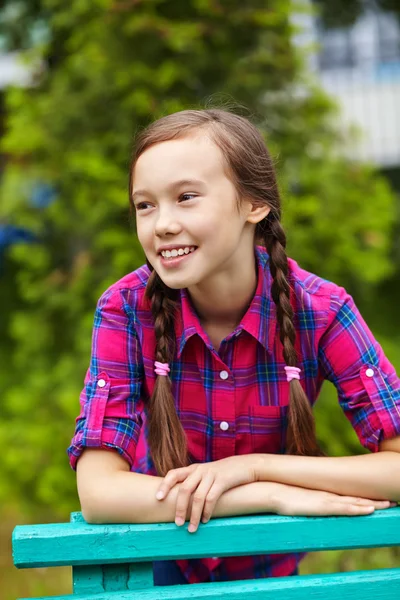 Mooie lachende tienermeisje — Stockfoto