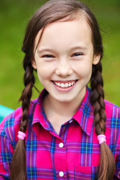 Schöne lächelnde Teenager-Mädchen — Stockfoto