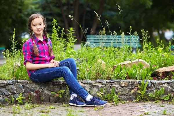 Mooie lachende tienermeisje — Stockfoto