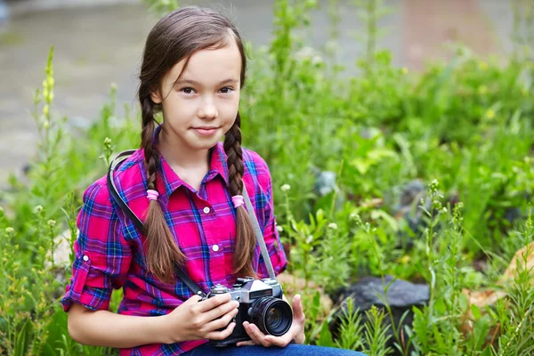 Fille avec appareil photo — Photo