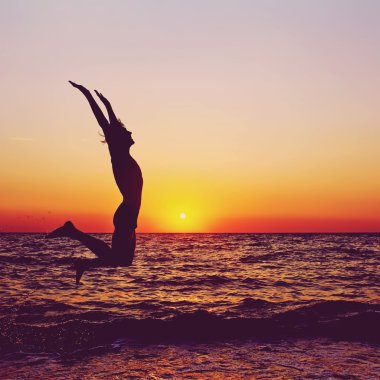 gün batımında adam